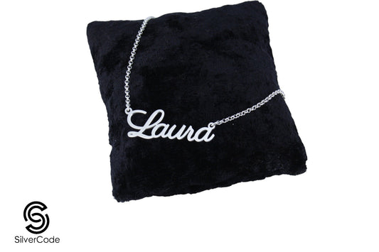 Nombre en plata clásico